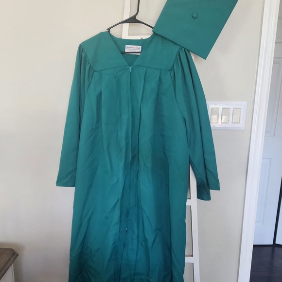 NWOT Green Graduation Gown and Cap Set - Picture 1 of 3